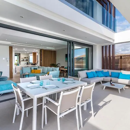 Apartment 4 Bdrm Luxury Retreat W/ Stunning Sea Views
