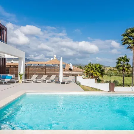 4 Bdrm Luxury Retreat W/ Stunning Sea Views *