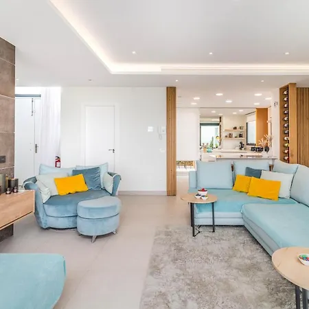 4 Bdrm Luxury Retreat W/ Stunning Sea Views Estepona