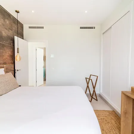 4 Bdrm Luxury Retreat W/ Stunning Sea Views