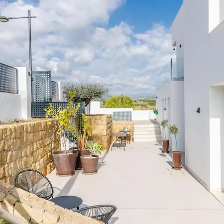 4 Bdrm Luxury Retreat W/ Stunning Sea Views *