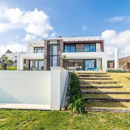 Apartment 4 Bdrm Luxury Retreat W/ Stunning Sea Views *