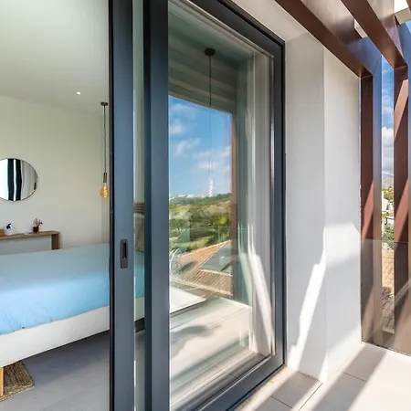 4 Bdrm Luxury Retreat W/ Stunning Sea Views *