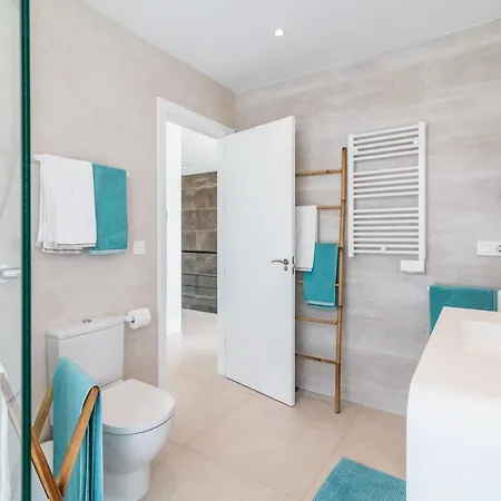 4 Bdrm Luxury Retreat W/ Stunning Sea Views Apartment