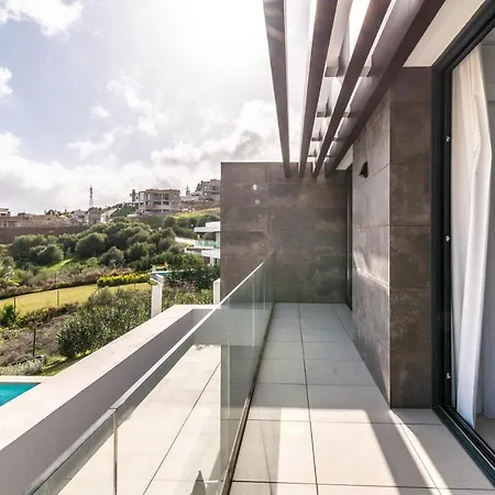 4 Bdrm Luxury Retreat W/ Stunning Sea Views *