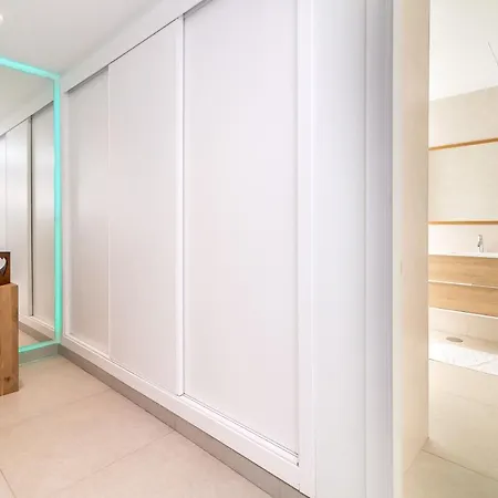 Apartment 4 Bdrm Luxury Retreat W/ Stunning Sea Views