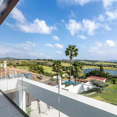 Apartment 4 Bdrm Luxury Retreat W/ Stunning Sea Views