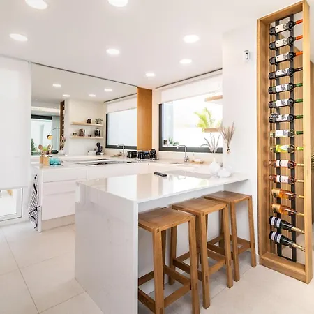 4 Bdrm Luxury Retreat W/ Stunning Sea Views *