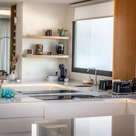 4 Bdrm Luxury Retreat W/ Stunning Sea Views