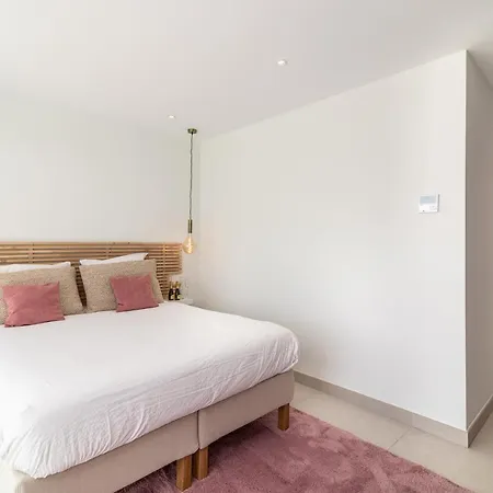 4 Bdrm Luxury Retreat W/ Stunning Sea Views Apartment