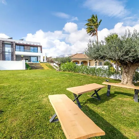 4 Bdrm Luxury Retreat W/ Stunning Sea Views *